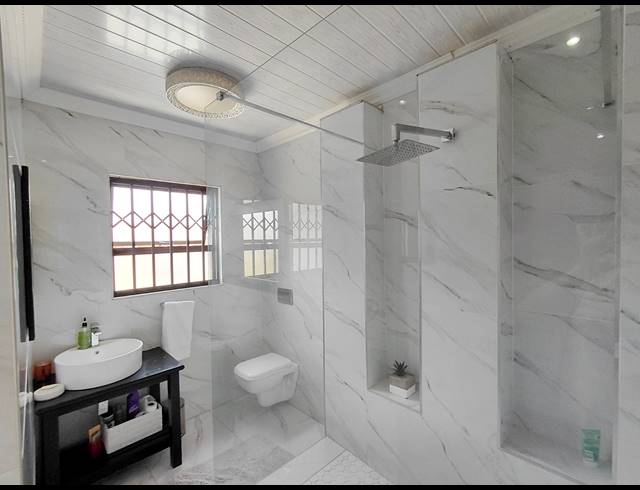 5 BEDROOM FREESTANDING FOR SALE IN FLORA PARK